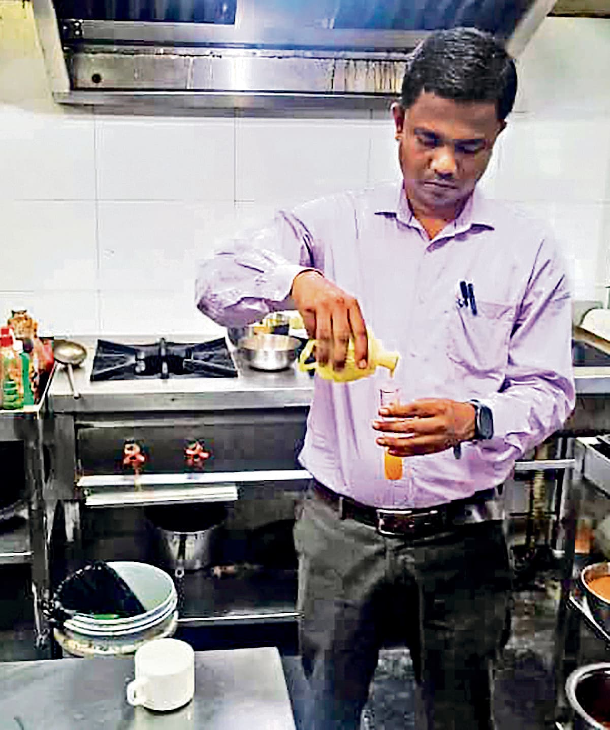 Chaibasa News : मथुरा स्वीट्स में गंदगी पाये जाने पर तीन हजार जुर्माना वसूला
