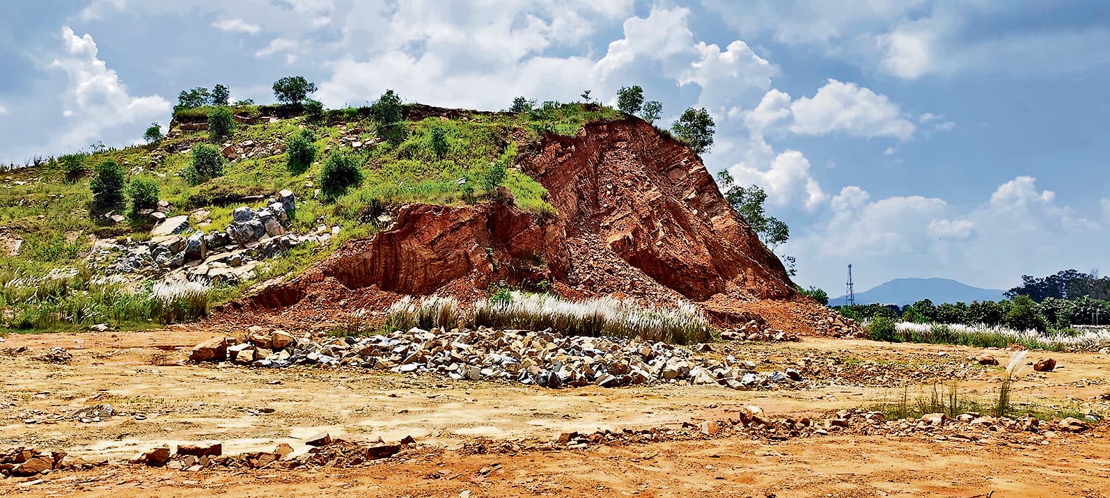 East Singhbhum News : गालूडीह में पत्थर का अवैध खनन, पुुलिस पहुंची, तो भागे माफिया
