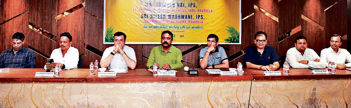 Rourkela News: डीआइजी और एसपी ने राउरकेला में व्यापार एवं उद्योग के लिए सुरक्षित माहौल तैयार करने का दिया आश्वासन
