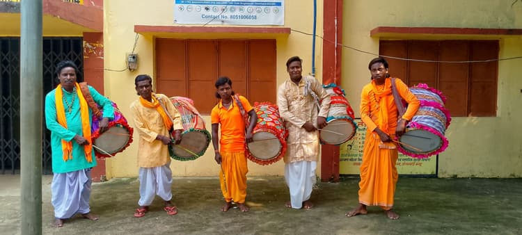 East Singhbhum News : दुर्गा पूजा में ढाक का महत्व, लेकिन ढाकियों की पेशा संकट में