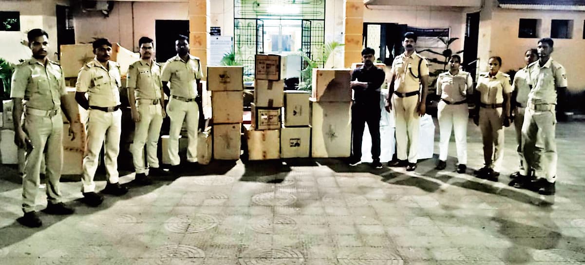 Rourkela News: राजगांगपुर में गोदाम से 10 लाख रुपये मूल्य के 1100 किलो पटाखे जब्त