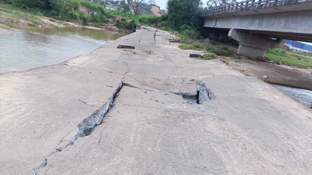 Giridih News :इरगा नदी से हो रहा बालू का उठाव, डायवर्सन में पड़ी दरार