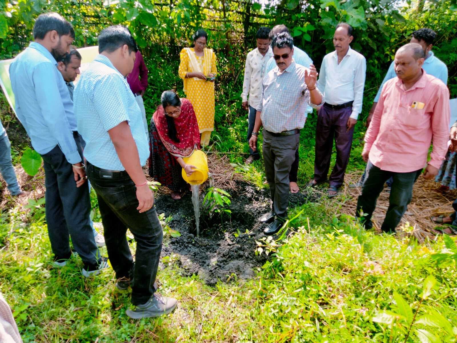 East Singhbhum News : अबुआ आवासों को 10 दिनों में पूरा करायें पंस : डीडीसी
