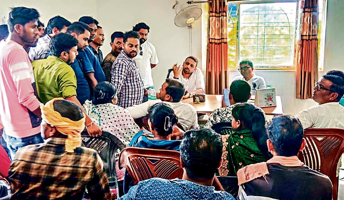 East Singhbhum News : कुणाल षाड़ंगी की पहल पर शारदा प्रोजेक्ट प्रालि और मजदूरों के बीच हुई वार्ता