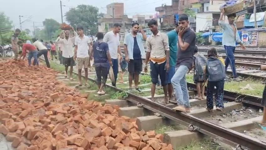 धनरूआ : श्रमदान से बनी 100 फुट की सड़क