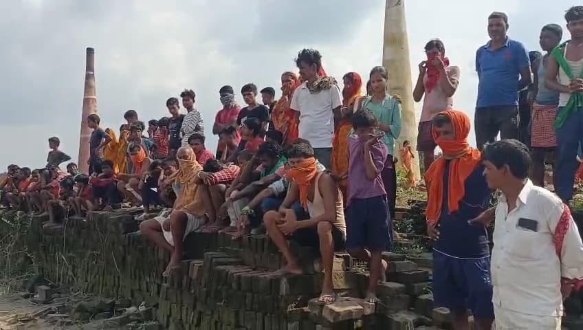 मनेर में गंगा नदी से बोरे में पत्थर से बंधी युवती की लाश बरामद