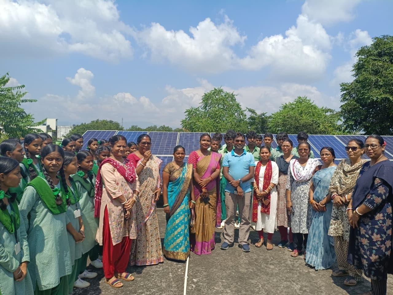 Jamshedpur News : करनडीह एसएस हाई स्कूल में 10 केवी के सोलर पैनल का उद्घाटन