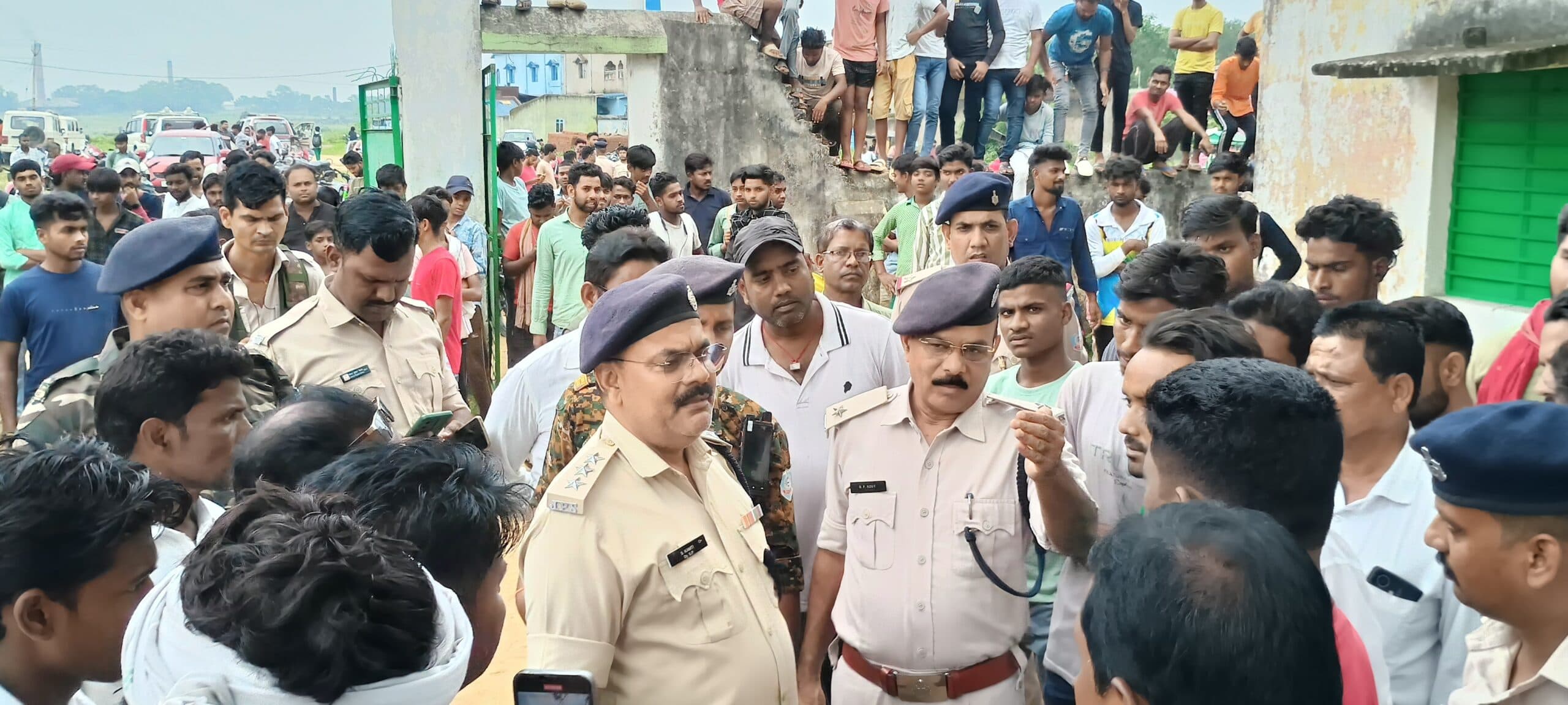 Dhanbad News: प्रभारी प्रधानाध्यापक पर अभद्र टिप्पणी का आरोप, छात्राओं ने चार घंटे स्कूल में किया हंगामा