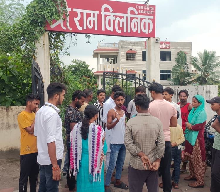 Dhanbad News: नवजात की मौत पर अस्पताल में हंगामा