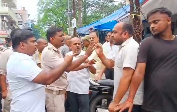 Dhanbad News: दुकानदारों ने अवैध वसूली का आरोप लगा पार्क मार्केट में किया हंगामा