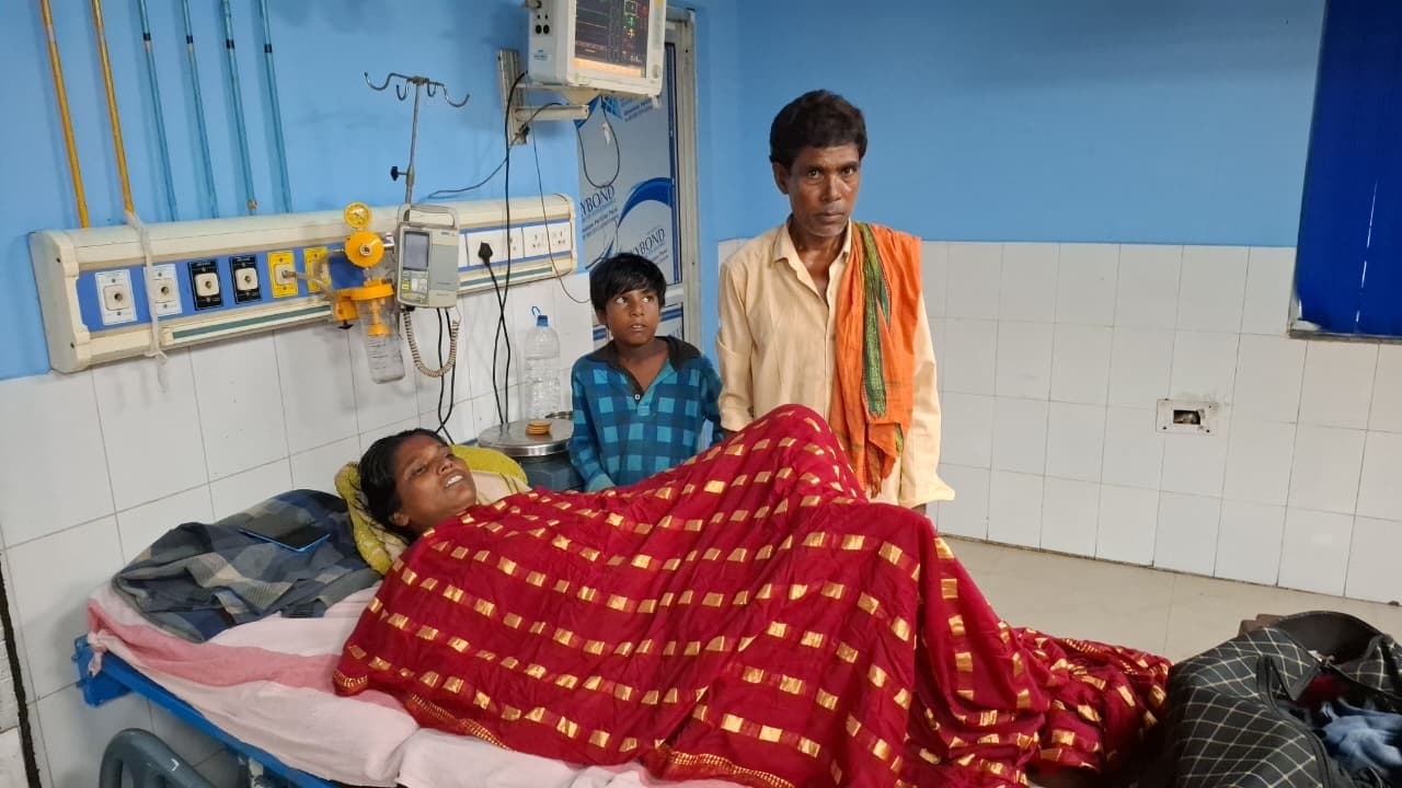 Dhanbad News: एसएनएमएमसीएच में 15 दिन से भर्ती महिला मरीज ने इलाज में लापरवाही का लगाया आरोप, परिजनों ने कि हंगामा