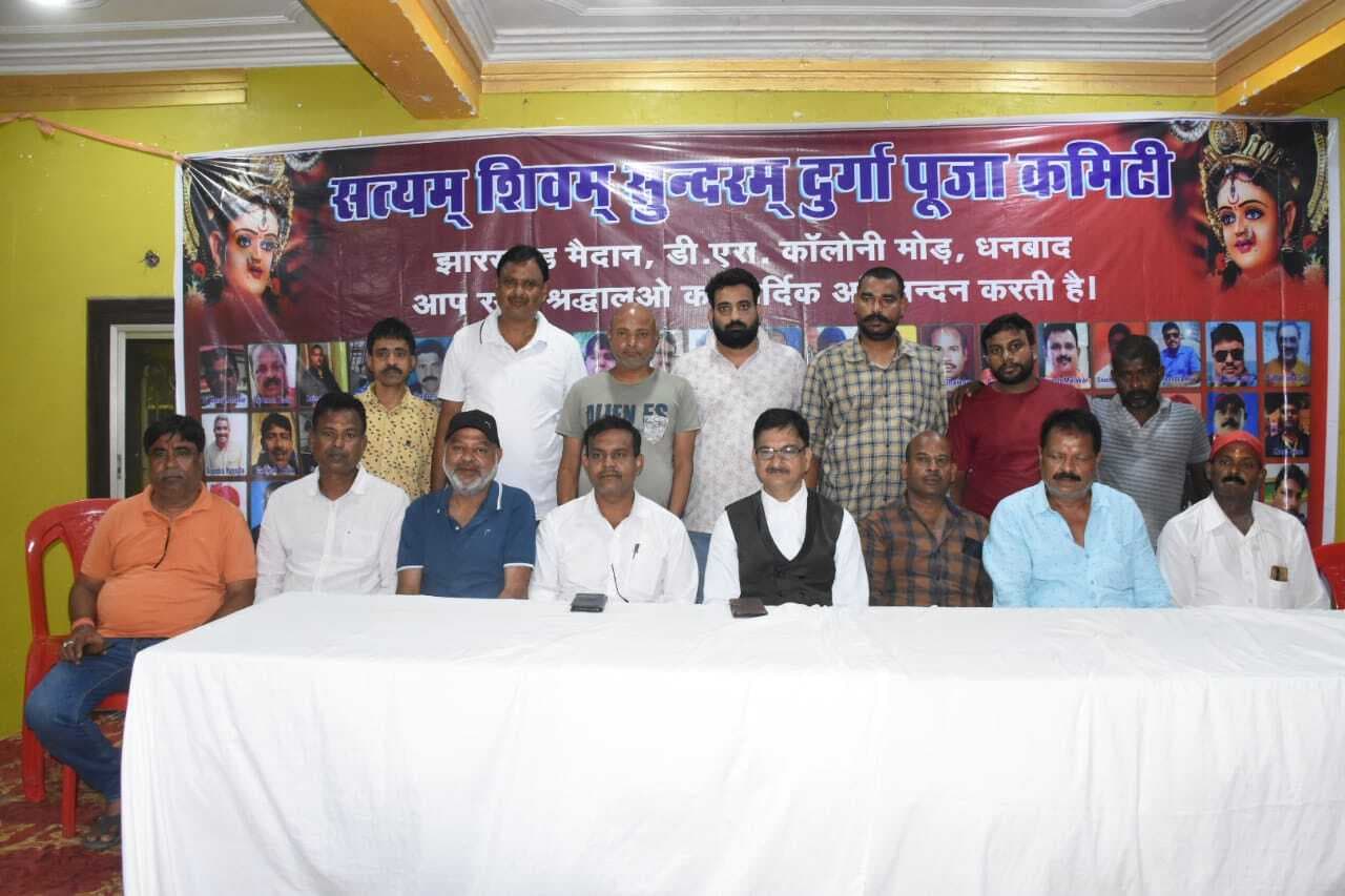 Dhanbad News: एक लाख मिट्टी के घड़े से बन रहा पंडाल