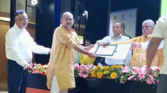 सहकारिता मंत्री ने जलालपुर पैक्स अध्यक्ष को बेहतर कार्य के लिए किया सम्मानित