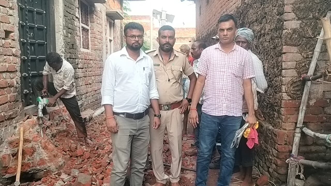 परसिया  में सरकारी गली से हटाया गया अतिक्रमण