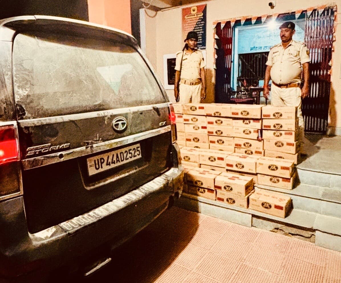 फुलवरिया में विशेष जांच में लग्जरी कार से 53 कार्टन शराब बरामद, तस्कर हुए फरार