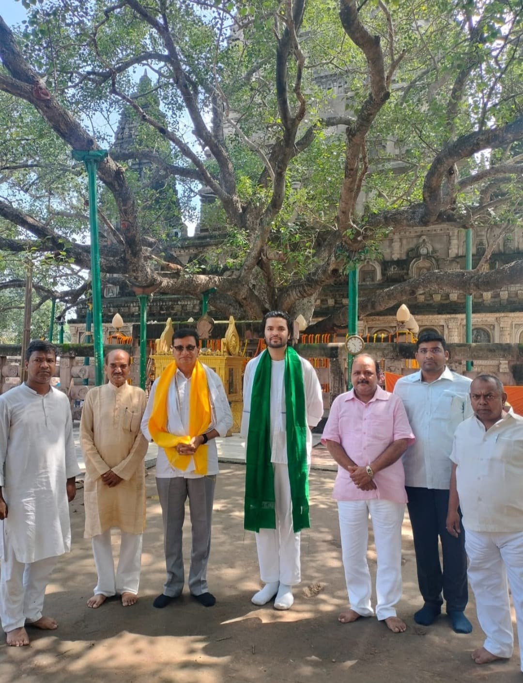 महाराष्ट्र के पूर्व राजस्व मंत्री ने भगवान बुद्ध के किये दर्शन