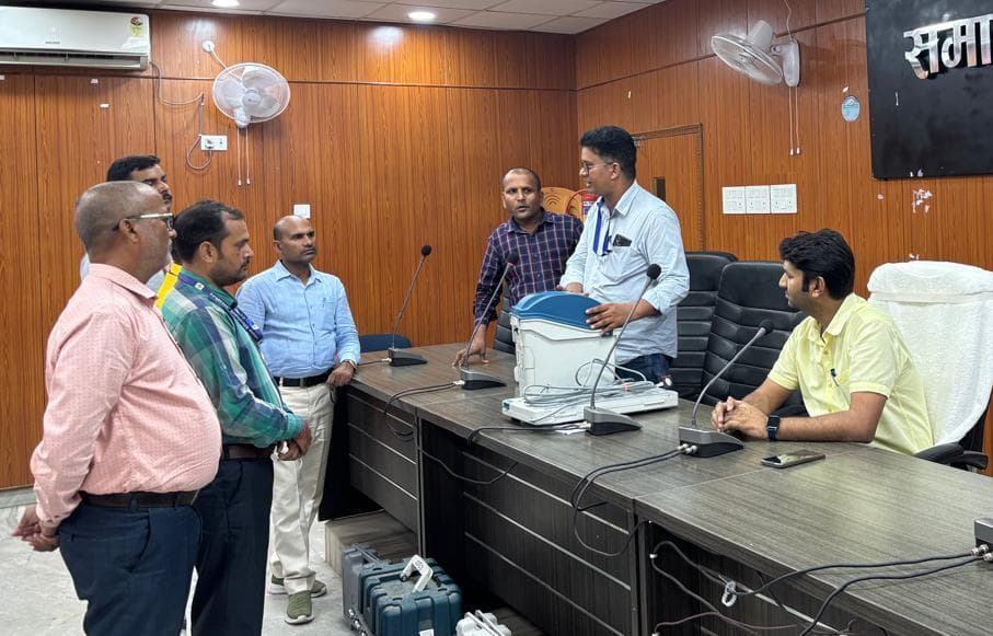 विधानसभा स्तरीय मास्टर ट्रेनरों को इवीएम और वीवीपैट की कार्यप्रणाली से कराया गया अवगत
