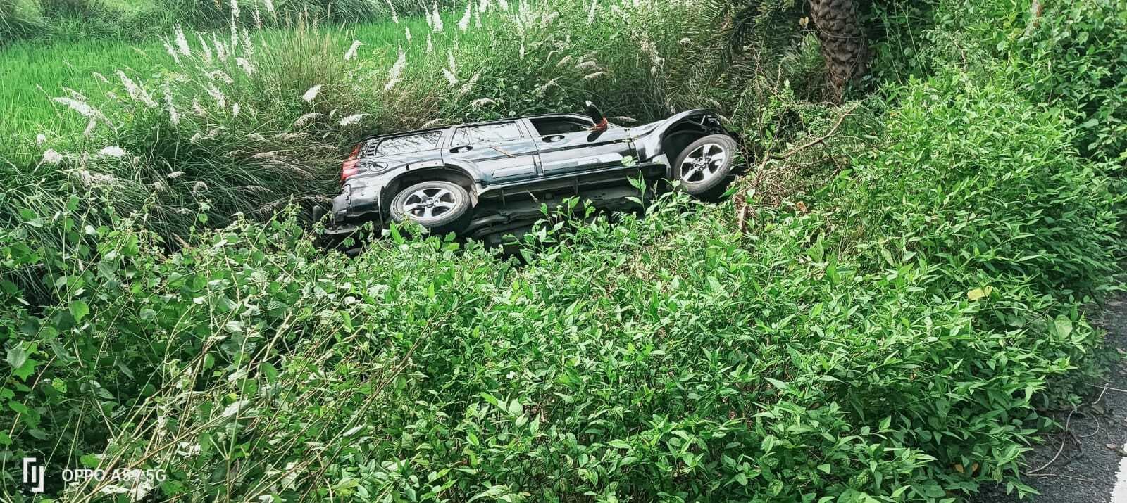 अनियंत्रित होकर स्कॉर्पियो पलटी, दो जख्मी