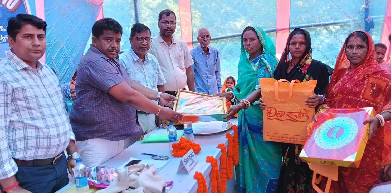 hajipur news. दुग्ध उत्पादक सहयोग समिति ने 350 किसानों को दिया बोनस