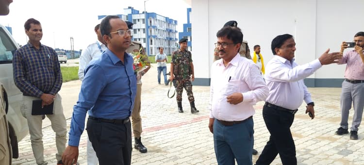 डीएम ने किया अन्य पिछड़ा वर्ग कन्या आवासीय विद्यालय का निरीक्षण