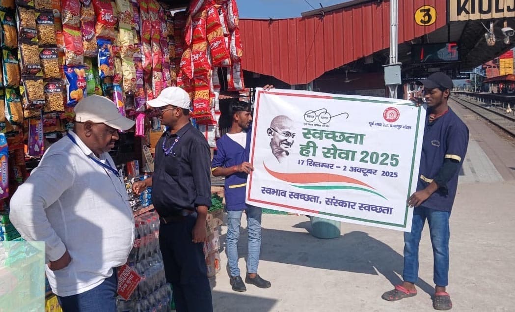 किऊल स्टेशन में फूड स्टॉल और रेस्टोरेंट में खानपान सामग्री हुई जांच