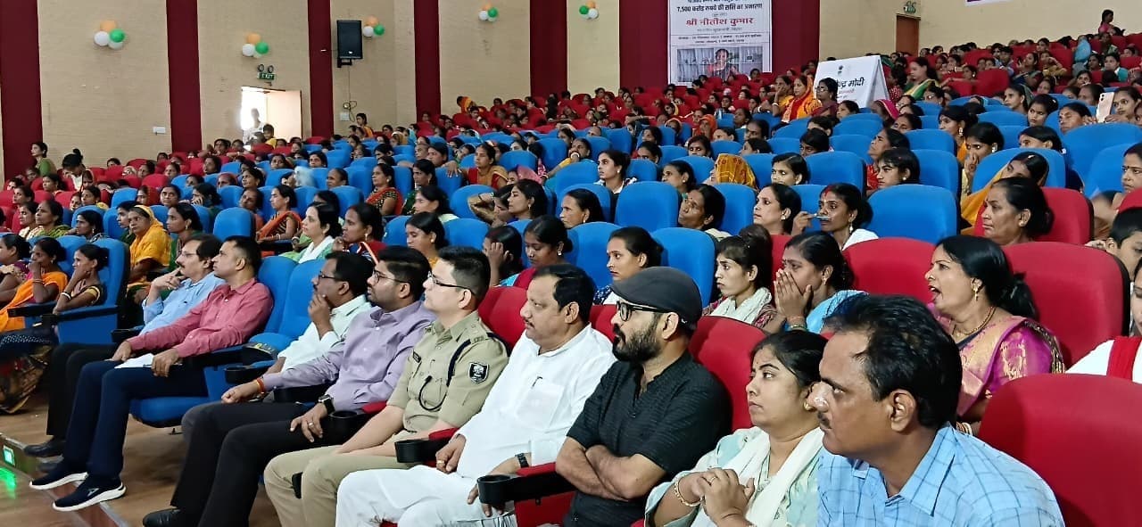 मुंगेर जिले की 94135 महिलाओं के खाते में पहुंचा सीएम महिला रोजगार योजना की पहली किस्त, खिल उठा चेहरा