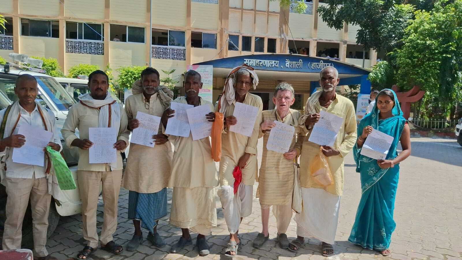 hajipur news. बाढ़ प्रभावितों ने मुआवजा राशि वितरण में धांधली का लगाया आरोप