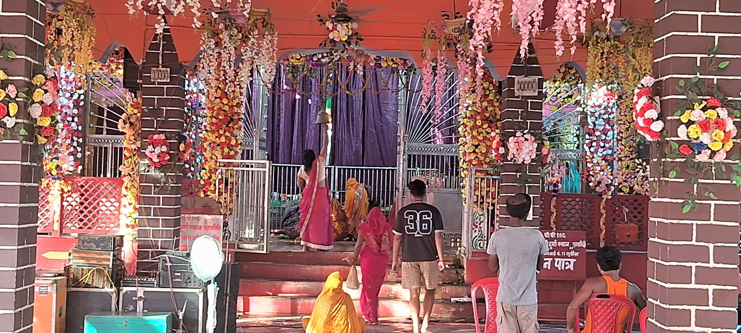 नवरात्र के पांचवें दिन स्कंदमाता की हुई पूजा-अर्चना, मंदिर परिसर में उमड़ी श्रद्धालुओं की भीड़