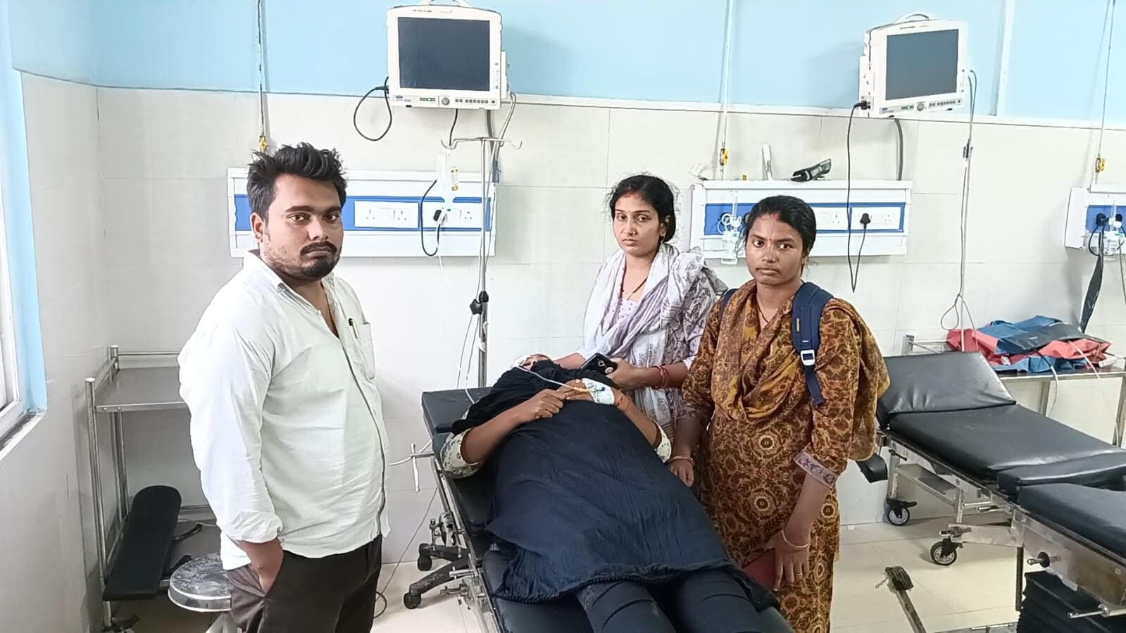 चलती बस में करेंट की चपेट में आने से महिला शिक्षिका घायल