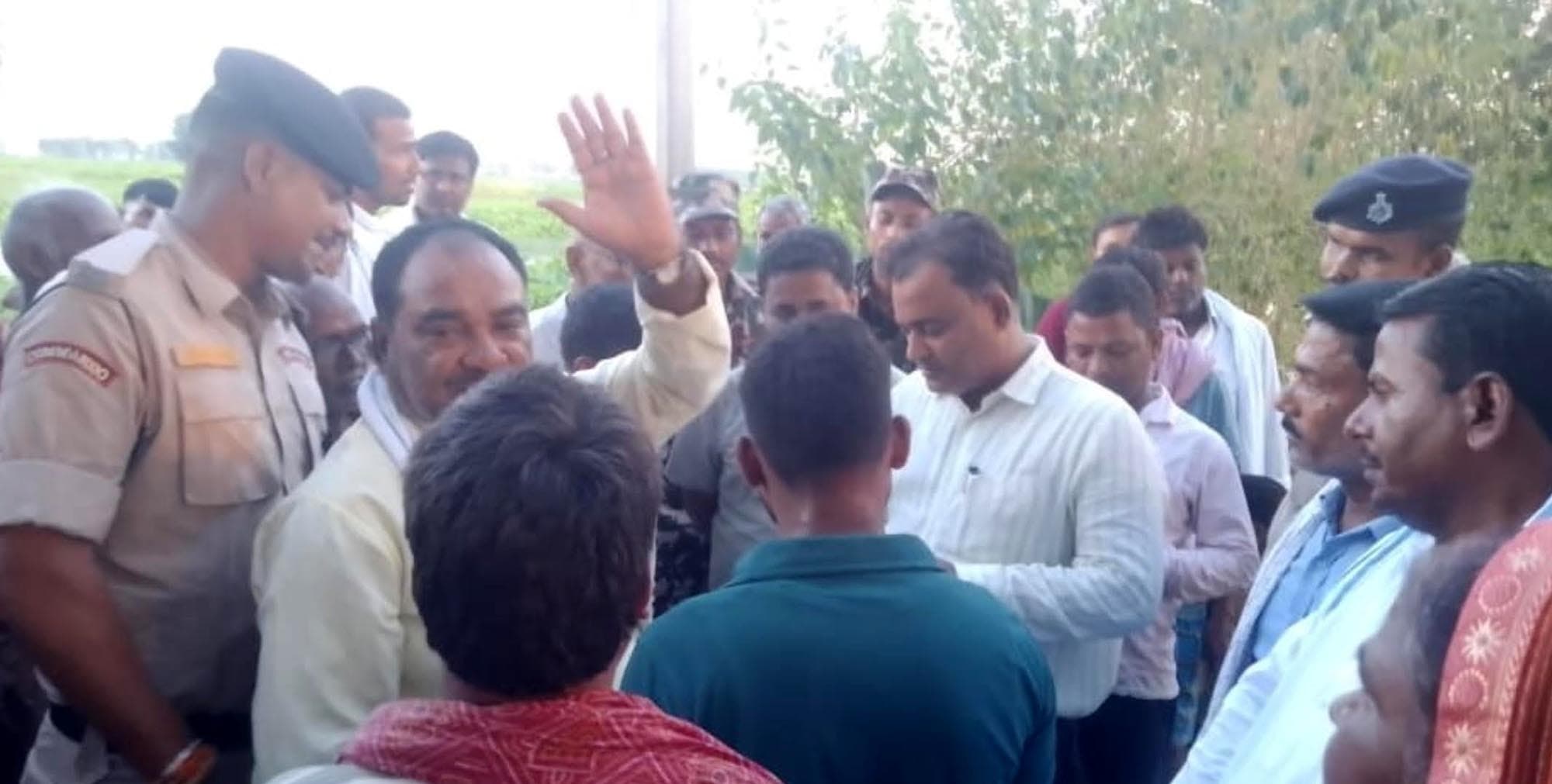 पीड़ितों की शिकायत पर डीएम ने किया भिड़हा में बाढ़ प्रभावित क्षेत्रों का निरीक्षण