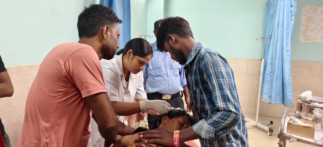 वाहन की ठोकर से बाइक सवार महिला जख्मी, रेफर