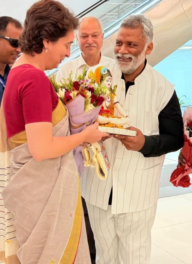 सांसद पप्पू यादव ने प्रियंका गांधी को भेेंट की शिव प्रतिमा