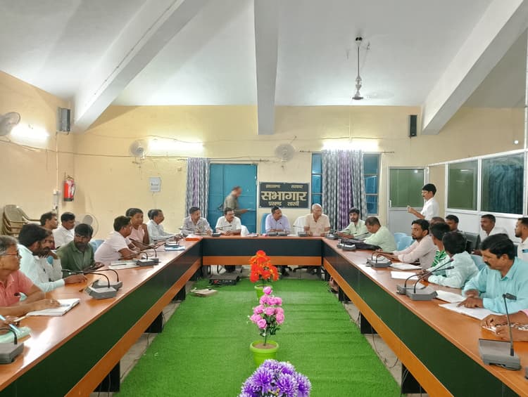 हर हाल में आवास योजना के लक्ष्य को प्राप्त करें : बीडीओ