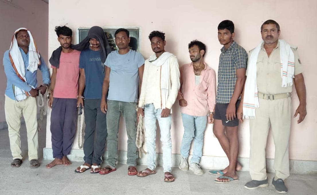 लीटर देसी शराब के साथ दो तस्कर व पांच शराबी गिरफ्तार