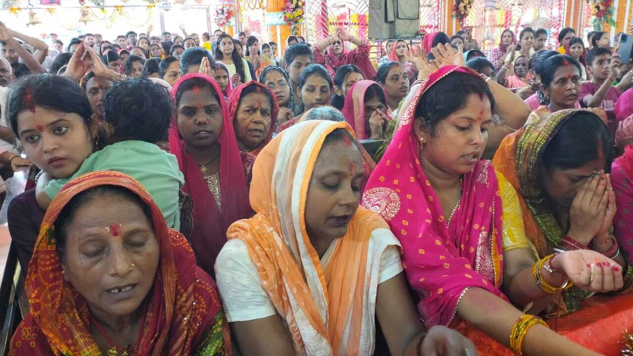 नवरात्रि: पांचवें दिन भी मां कुष्मांडा की पूजा अर्चना के लिए उमड़ी श्रद्धालुओं की भीड़