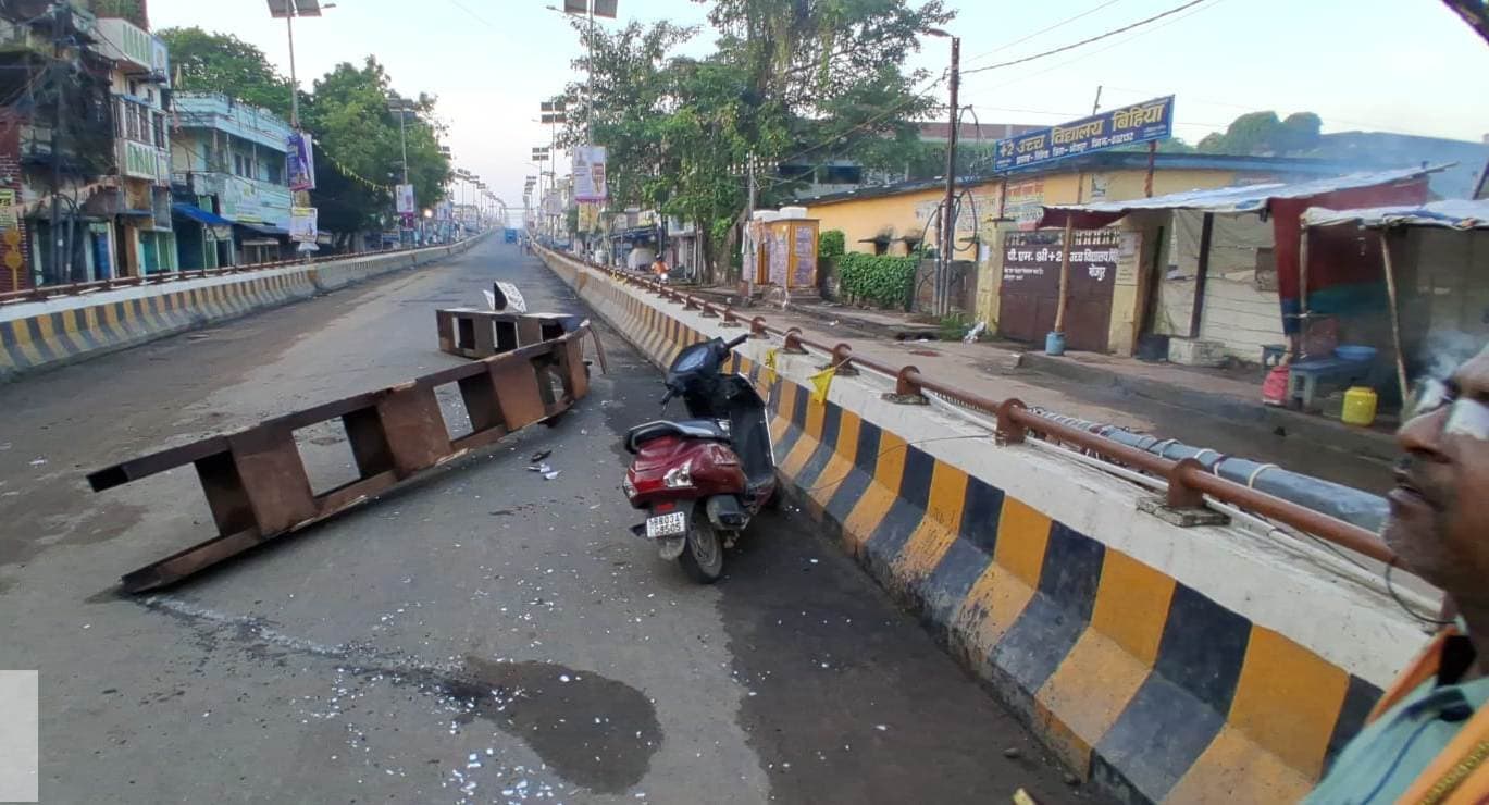 ट्रक के धक्के से दूसरी बार टूटा आरओबी पर लगा बैरियर
