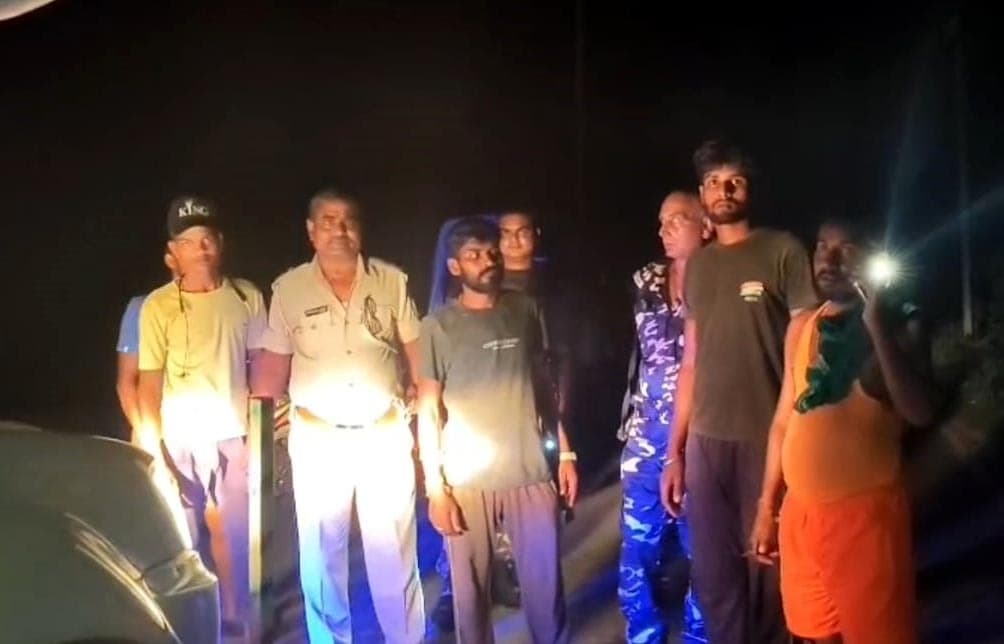 मालवाहक पिकअप छिनतई कर भाग रहे बदमाश को ग्रामीणों ने खदेड़ा, वाहन छोड़कर भागा