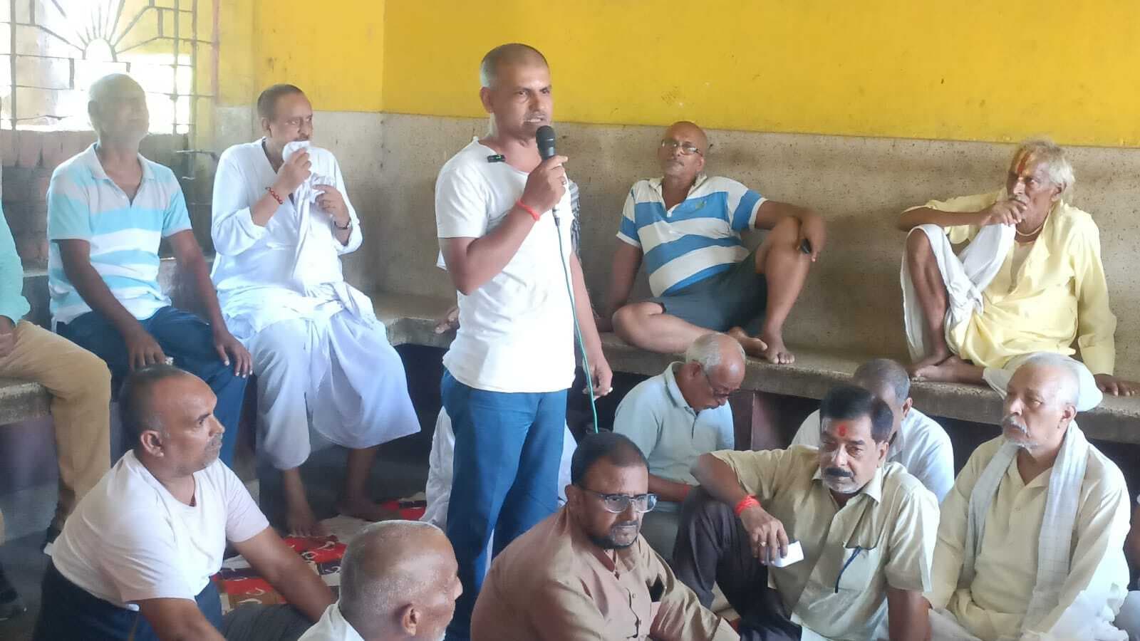 पुश्तैनी जमीन को लेकर किसानों और ग्रामीणों ने किया जोरदार धरना-प्रदर्शन