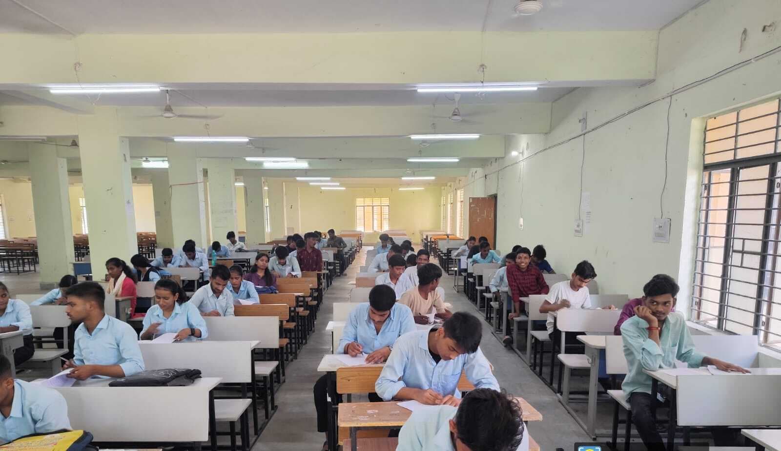 आत्मनिर्भर भारत विषय पर क्विज एवं वाद-विवाद प्रतियोगिता