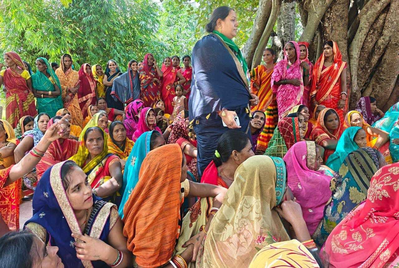 महुआ गांव में जदयू महिला टीम ने महिलाओं को किया जागरूक