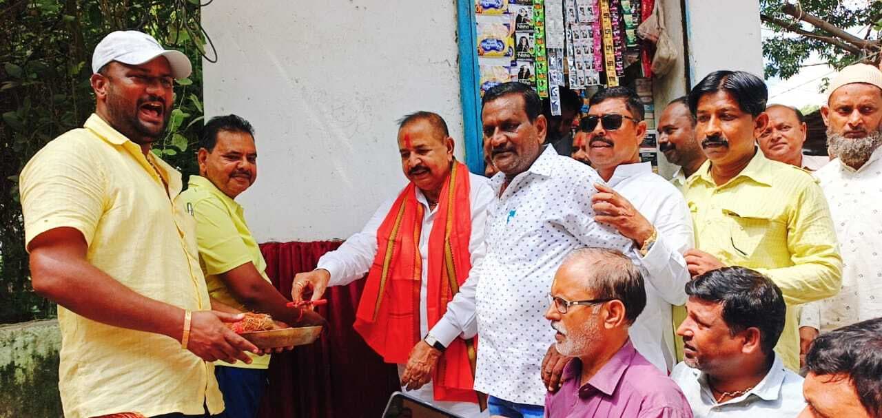 विधायक ने रोड-नाला निर्माण की रखी आधारशिला