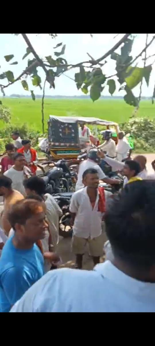 बिजली कंपनी की मनमानी के खिलाफ सड़क जाम