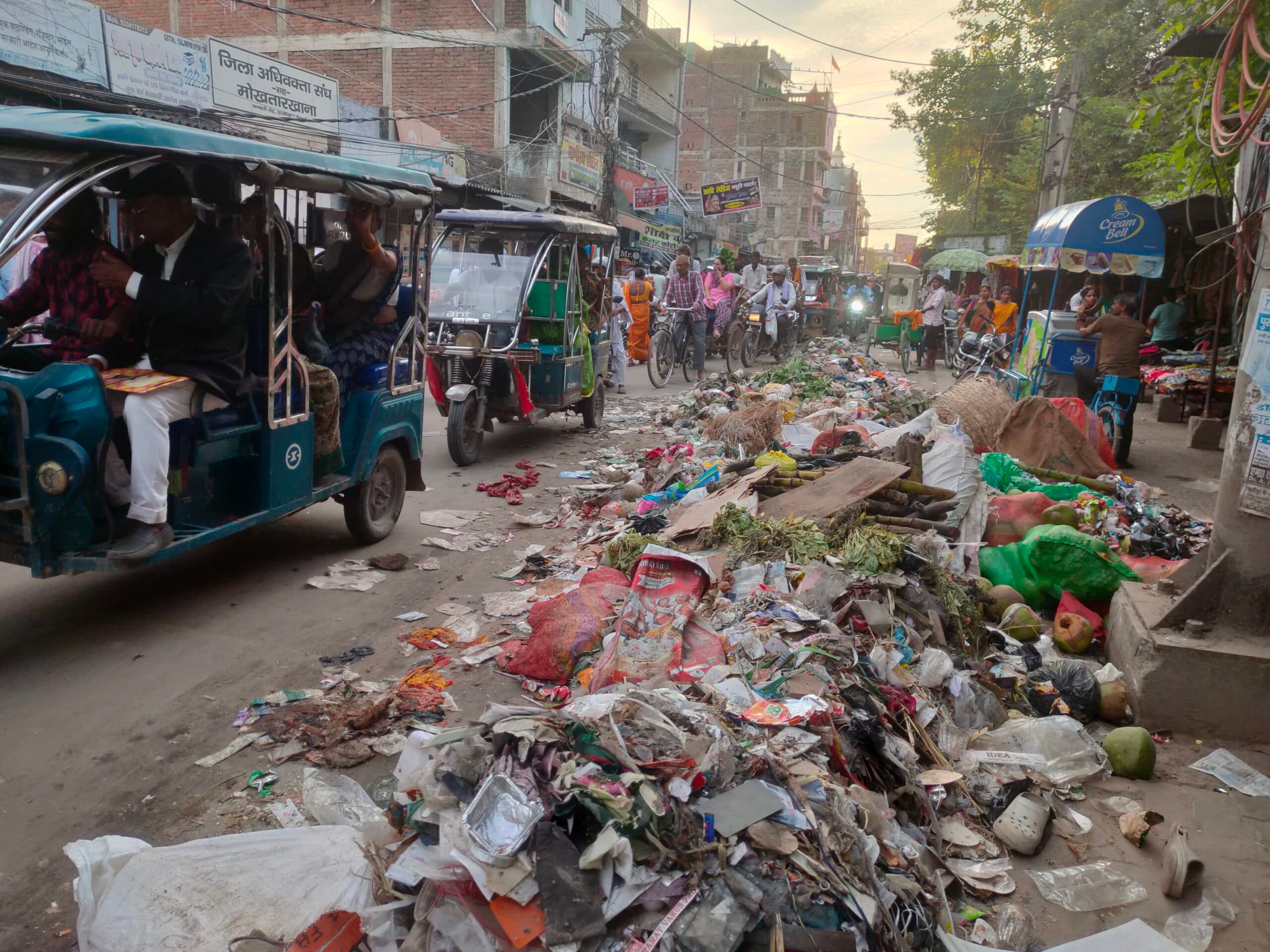 hajipur news. सफाईकर्मियों की हड़ताल से बिगड़ी शहर की सूरत