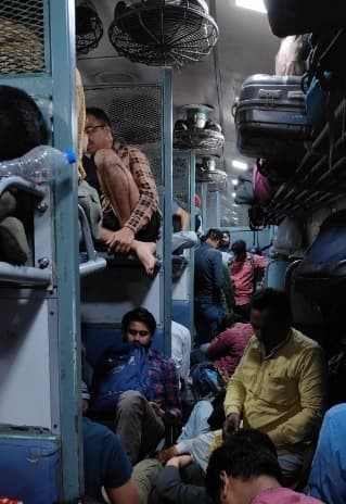 Jamshedpur news. दिवाली और छठ में घर जाना चुनौती, कई ट्रेनों में वेटिंग 100 के पार, बसों में भी एडवांस बुकिंग