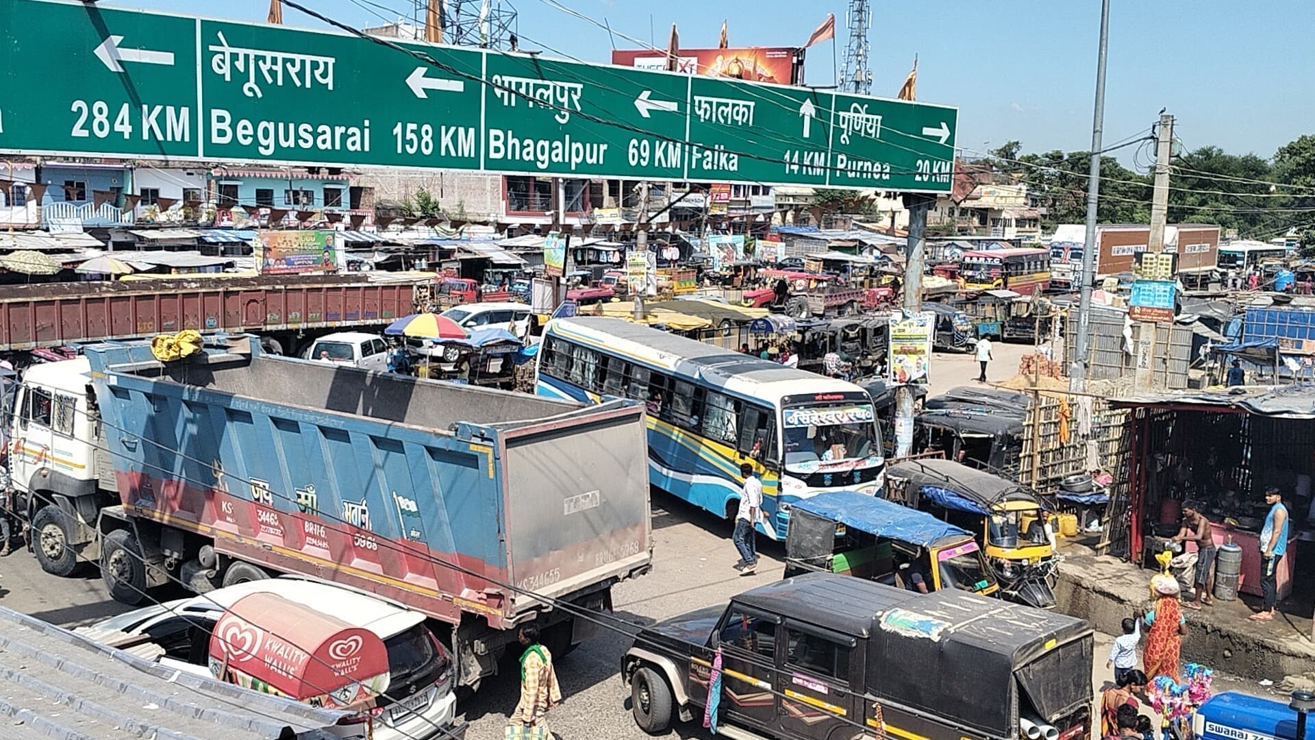 गेड़ाबाड़ी में जाम से व्यवसायी व आमलोग त्राहिमाम