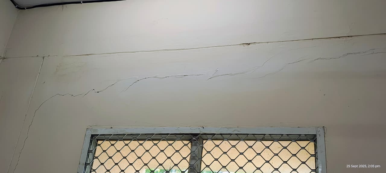 सदर अस्पताल के नये भवन की दीवार में तीन साल में ही पड़ गयी दरार