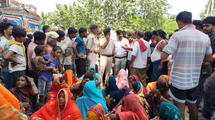 hajipur news. कटावपीड़ितों ने महनार- हाजीपुर मुख्य मार्ग को घंटों किया जाम