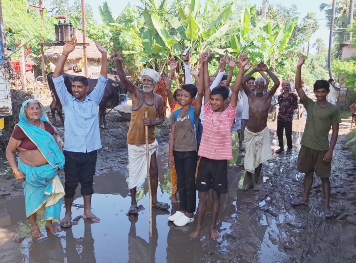 hajipur news. महनार में जर्जर सड़क व जलजमाव से त्रस्त लोगों ने किया प्रदर्शन