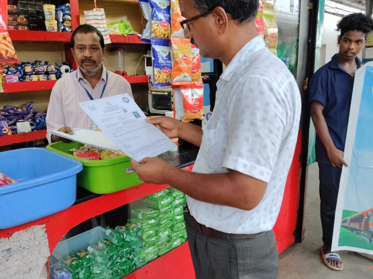 Deoghar news : जसीडीह से स्वच्छता निरीक्षण अभियान शुरू, रेलवे मंडल में खान-पान इकाइयों में नमूनों की हुई जांच