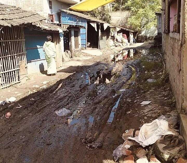 भगवती मंदिर के पीछे गुड़ पट्टी की सड़क पर कीचड़